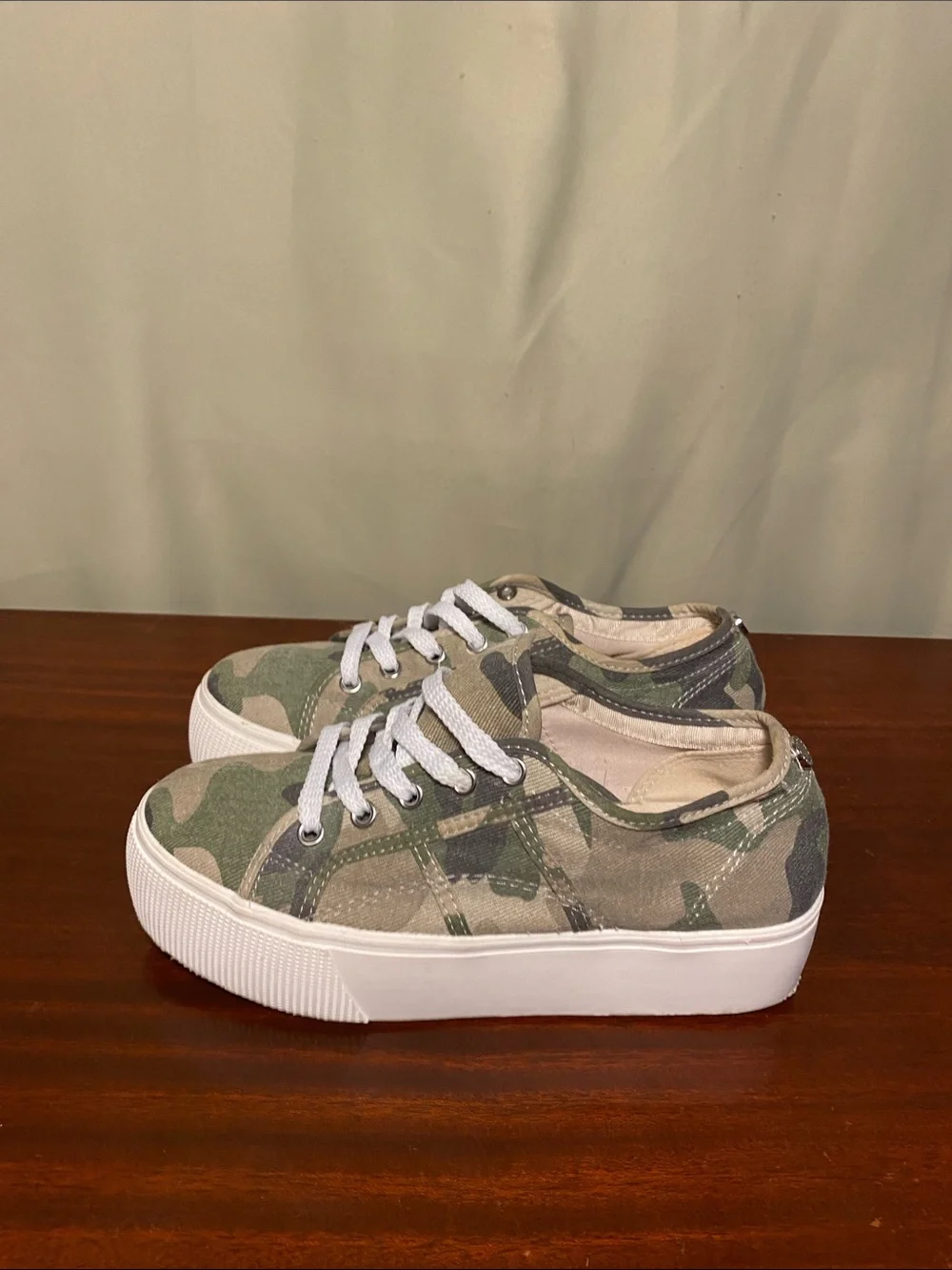 Steve Madden Emmi Casual Platform Camouflage Sneakers Women’s size 7M